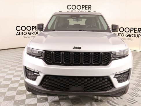 Used 2023 Jeep Grand Cherokee Limited w/ Black Appearance Package AWD/4WD image 10