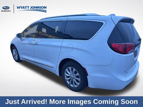 Used 2018 Chrysler Pacifica Touring-L image 8