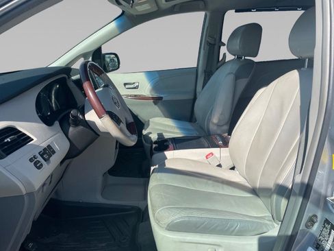 Used 2011 Toyota Sienna XLE image 9