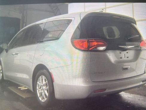 Used 2023 Chrysler Voyager LX image 12