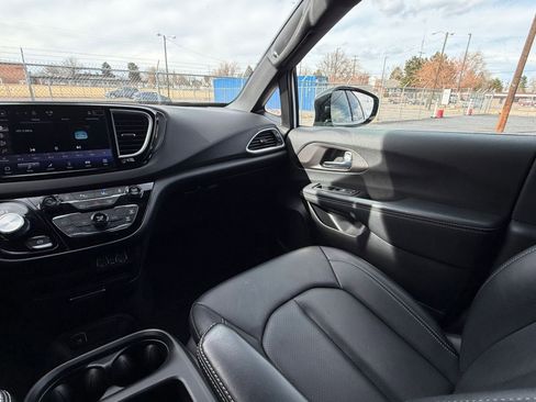 Used 2025 Chrysler Pacifica Select image 34