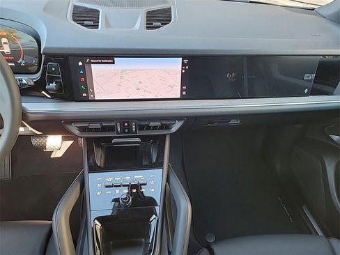 Used 2025 Porsche Cayenne image 15