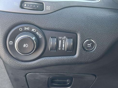 Used 2019 Jeep Cherokee Limited FWD image 18