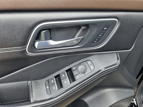 Used 2022 Nissan Rogue Platinum w/ Head-Up Display Package image 23