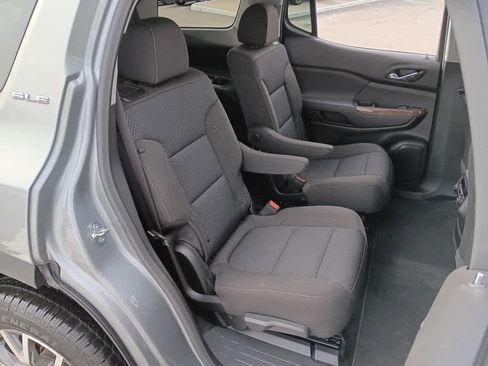 Used 2023 GMC Acadia SLE image 17