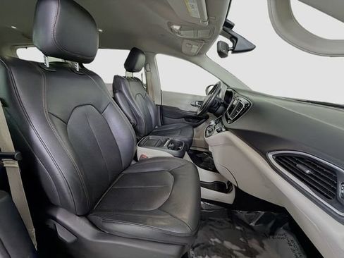 Used 2020 Chrysler Pacifica Touring-L FWD image 28