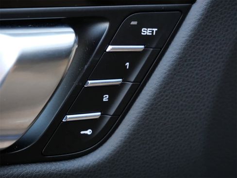 Used 2025 Porsche Macan image 11