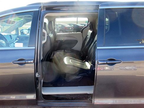 Used 2022 Chrysler Pacifica Touring-L image 16