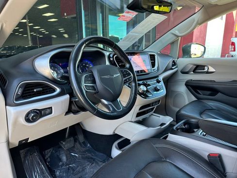 Used 2022 Chrysler Pacifica Touring-L FWD image 13