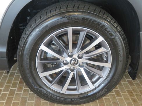 Used 2018 Toyota Highlander XLE AWD/4WD image 7