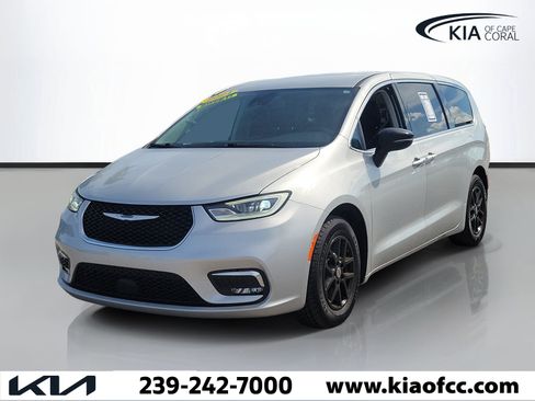 Used 2024 Chrysler Pacifica Touring-L FWD image 3