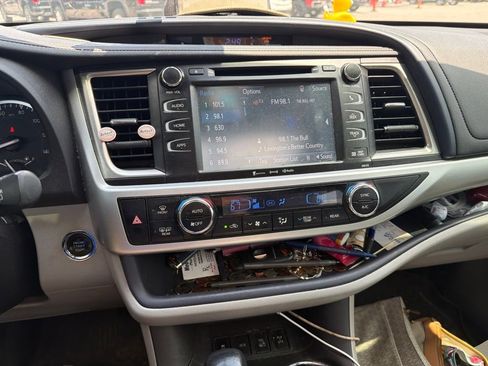 Used 2017 Toyota Highlander XLE AWD/4WD image 9