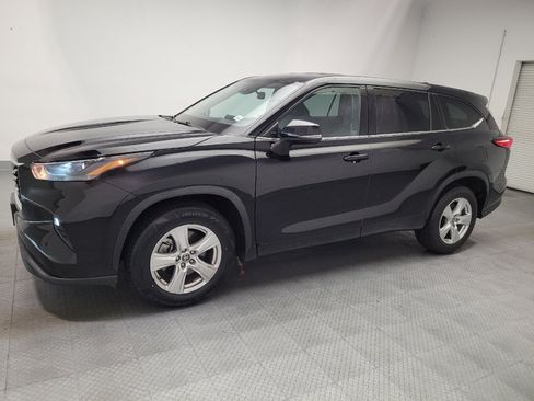 Used 2022 Toyota Highlander LE FWD image 2