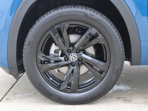 Certified 2025 Volkswagen Atlas Cross Sport SEL R-Line image 32