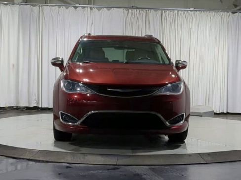 Used 2017 Chrysler Pacifica Limited w/ UConnect Theater Package image 4