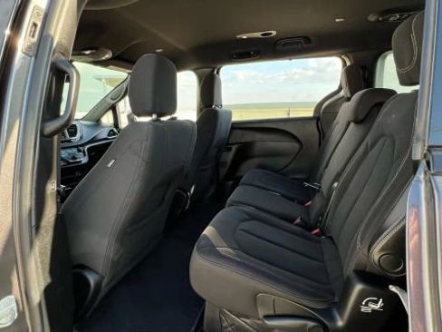 Used 2018 Chrysler Pacifica Touring Plus w/ S Appearance Package image 26