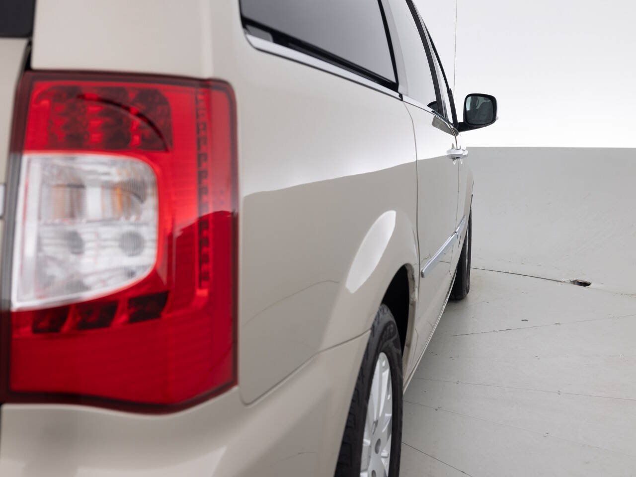 Used 2012 Chrysler Town & Country Touring-L w/ Entertainment Group #2 FWD image 14