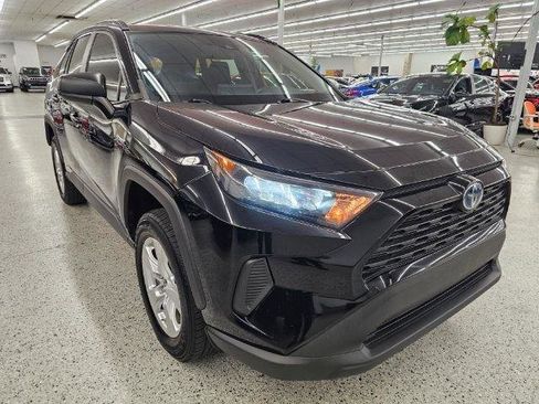 Used 2021 Toyota RAV4 LE AWD/4WD image 3