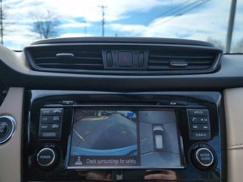 Used 2017 Nissan Rogue SV w/ SV Premium Package image 13