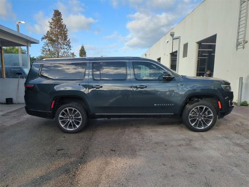 Used 2023 Jeep Wagoneer L Series III w/ Premium Group I image 5