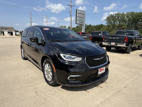 Used 2025 Chrysler Pacifica Select w/ Uconnect Theater Family Group FWD image 32