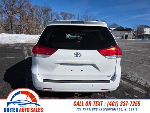 Used 2013 Toyota Sienna XLE image 4