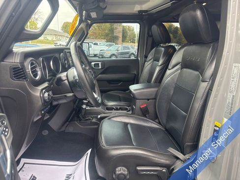 Used 2022 Jeep Wrangler Unlimited Sahara w/ Cold Weather Group image 19