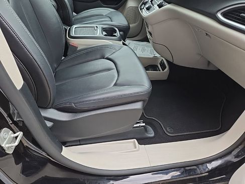 Used 2024 Chrysler Pacifica Touring-L FWD image 69