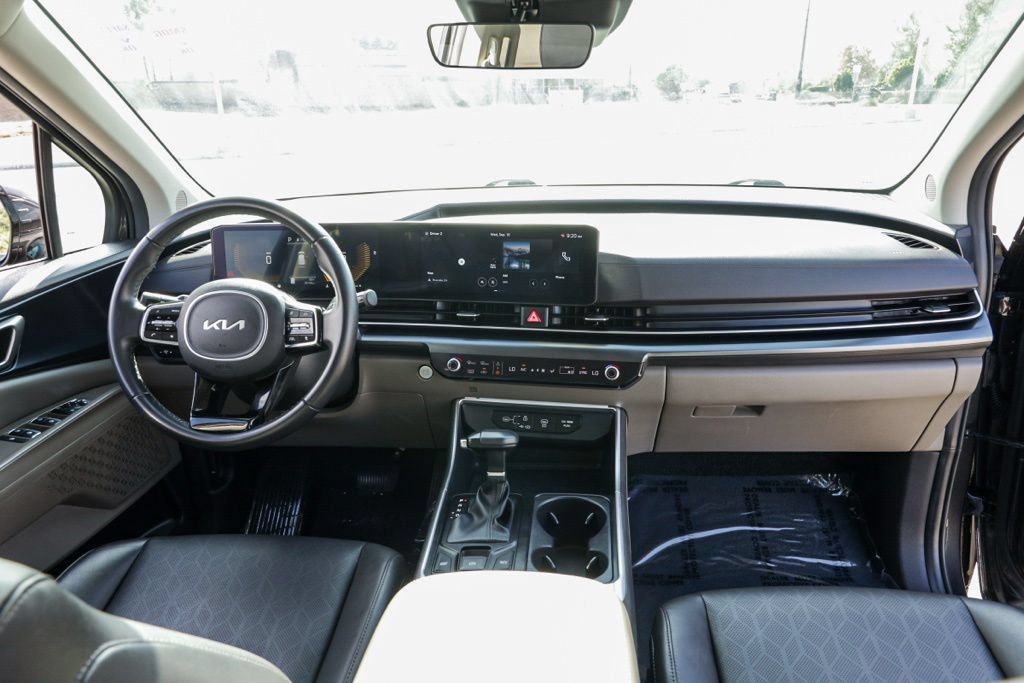 Used 2025 Kia Carnival FWD image 27