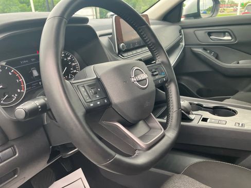 Used 2025 Nissan Rogue SV FWD image 9