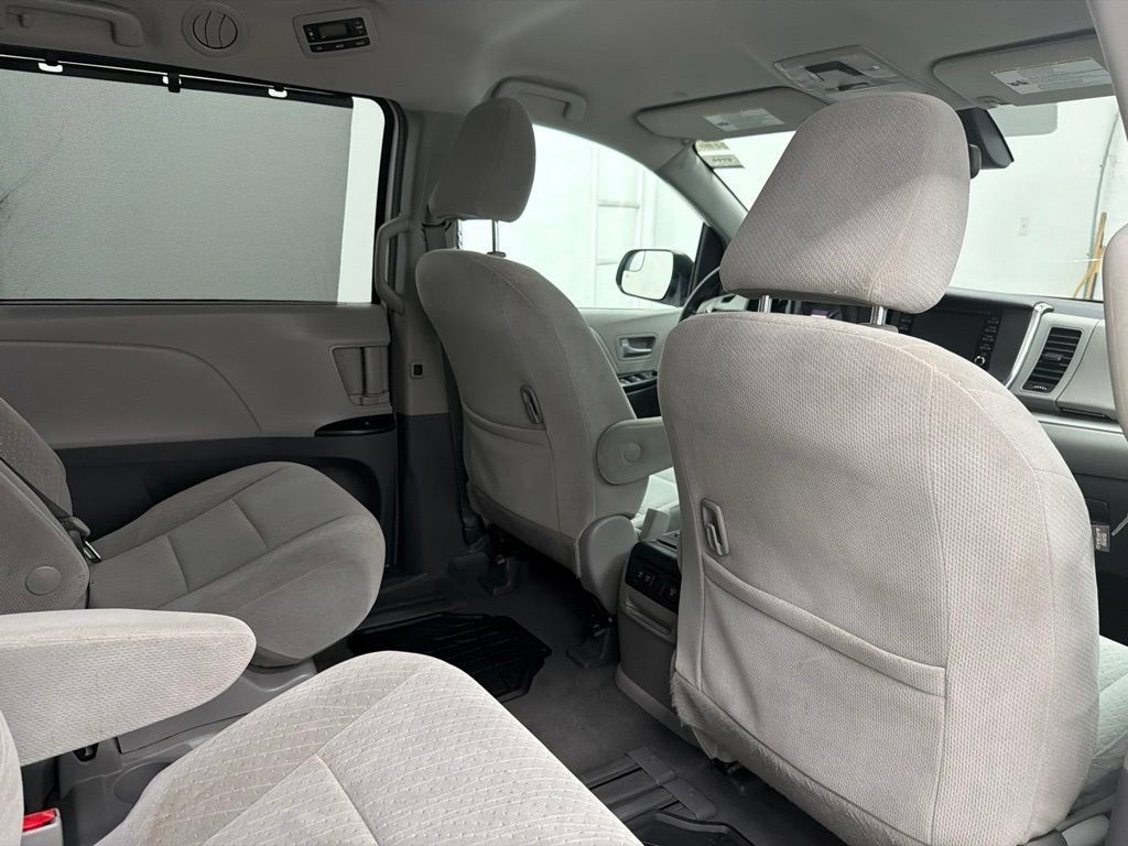 Used 2019 Toyota Sienna LE FWD image 30