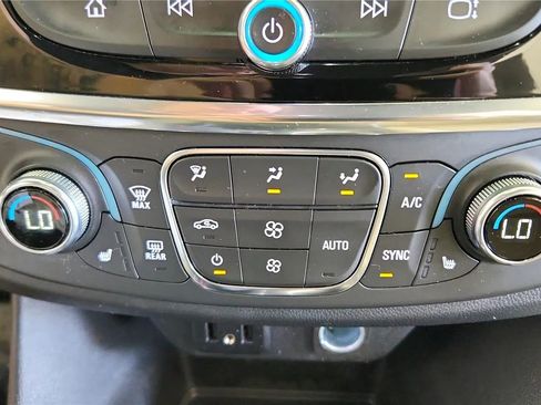 Used 2023 Chevrolet Traverse LT FWD image 30