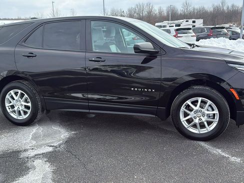 Used 2023 Chevrolet Equinox LS w/ LS Convenience Package image 3