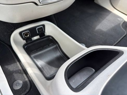 Used 2019 Chrysler Pacifica Limited FWD image 38