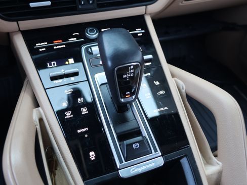Used 2021 Porsche Cayenne AWD/4WD image 30