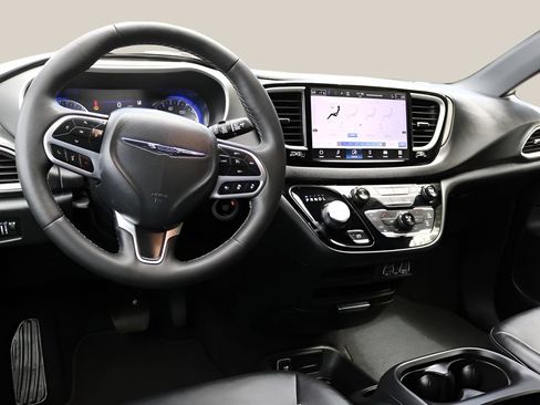 Used 2025 Chrysler Pacifica Select FWD image 14