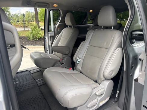 Used 2020 Toyota Sienna XLE FWD image 31