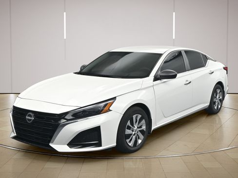 Certified 2024 Nissan Altima 2.5 S FWD image 3