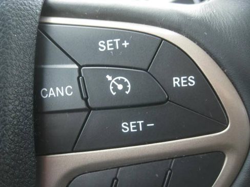 Used 2015 Jeep Cherokee Latitude w/ Cold Weather Group AWD/4WD image 34
