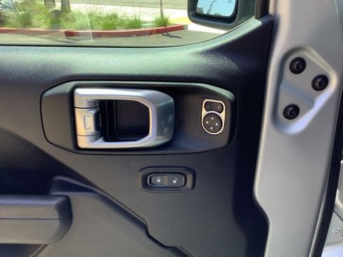 Used 2023 Jeep Gladiator Willys image 10