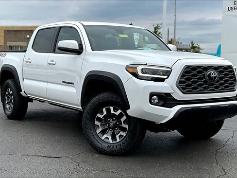 Used 2023 Toyota Tacoma TRD Off-Road w/ TRD Premium Off Road Package AWD/4WD image 3