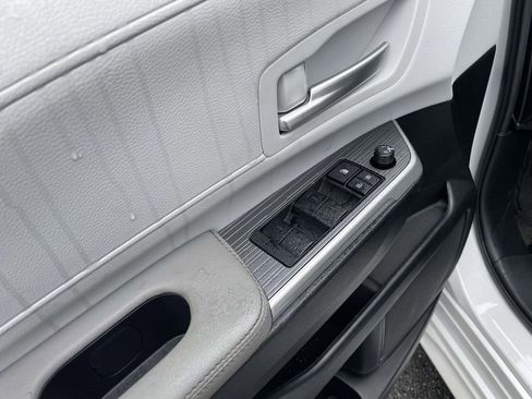 Used 2025 Toyota Sienna XLE image 28