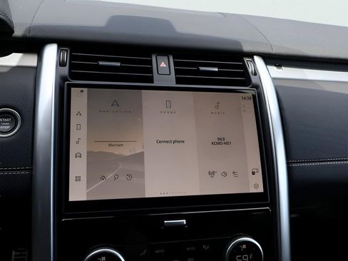 New 2025 Land Rover Discovery Dynamic SE image 24