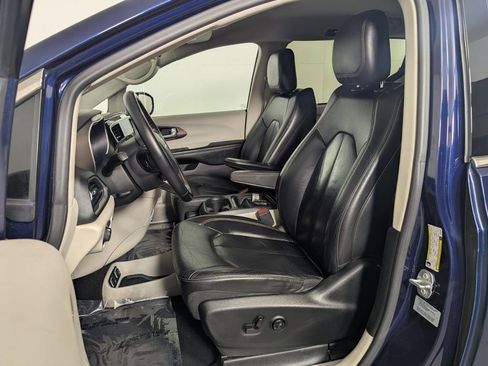 Used 2017 Chrysler Pacifica Touring-L FWD image 12