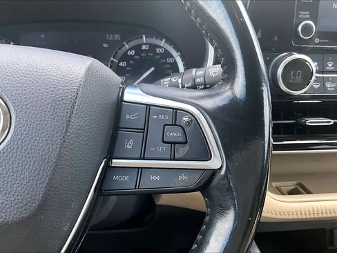Used 2021 Toyota Highlander XLE AWD/4WD image 25