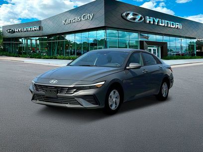 New 2025 Hyundai Elantra SE