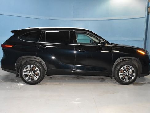 Used 2022 Toyota Highlander XLE AWD/4WD image 25