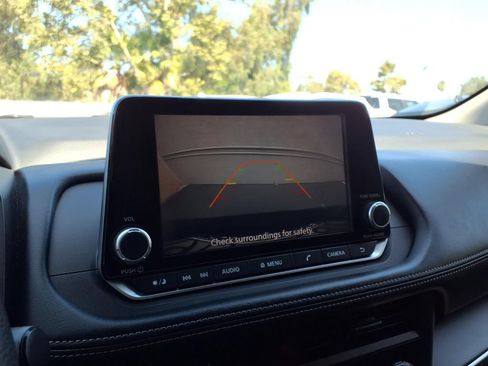 Used 2024 Nissan Rogue S FWD image 8