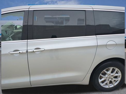 Used 2023 Chrysler Pacifica Touring-L FWD image 28