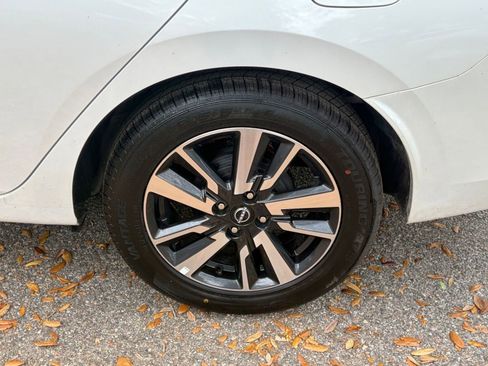 Used 2025 Nissan Versa SV image 25